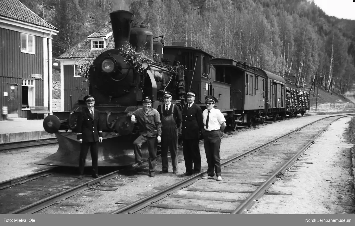 Stasjonsmester og togpersonale på Rødberg stasjon foran damplokomotiv type 21b nr. 252. Dette var siste dag med damplokomotiv i godstoget til Rødberg