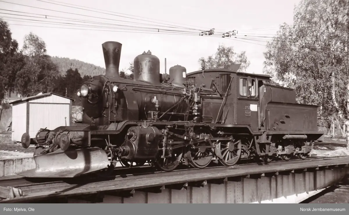 Damplokomotiv type 21b nr. 252 på svingskiven på Kongsberg stasjon