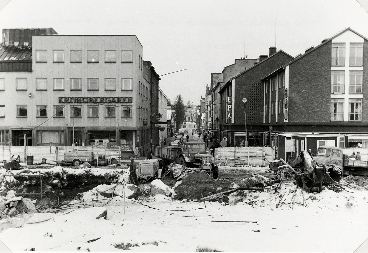 Hörnet Bäckgatan - Sandgärdsgatan i Växjö, med Båtsmansbacken under rivning i förgrunden. Sent 1950-tal.