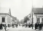 Korsningen Storgatan - Klostergatan i Växjö, ca. 1905. Söderut mot järnvägsbron.