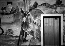 Måleri på vägg, motiv: Män och kvinnor.
Fotografens ant:Kons