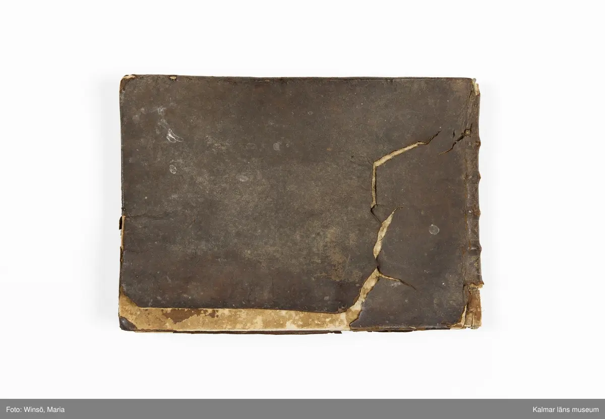 KLM 21068. Notbok, handskrift. 34 blad (68 sidor). Tvärformat. Brunt helt skinnband med präglad gulddekor på ryggen. På pärmens insida en namnteckning: O:F:Stålhammar, samt påklistrad reklametikett i kopparstick för pappershandlare Maingueneau i Paris 1697. På försättsbladet stämplat i svart med Stålhammarska vapnet. 

Handskriften påbörjad från bokens båda sidor. Den första delen består av tabulaturer för barockluta (bild 8-30 illustrerar denna del av boken). På försättsbladet till andra delen av boken: A la Viole de Gambe samt Otto Fried Stålhammar (bild 31 och framåt illustrerar denna delen av boken).