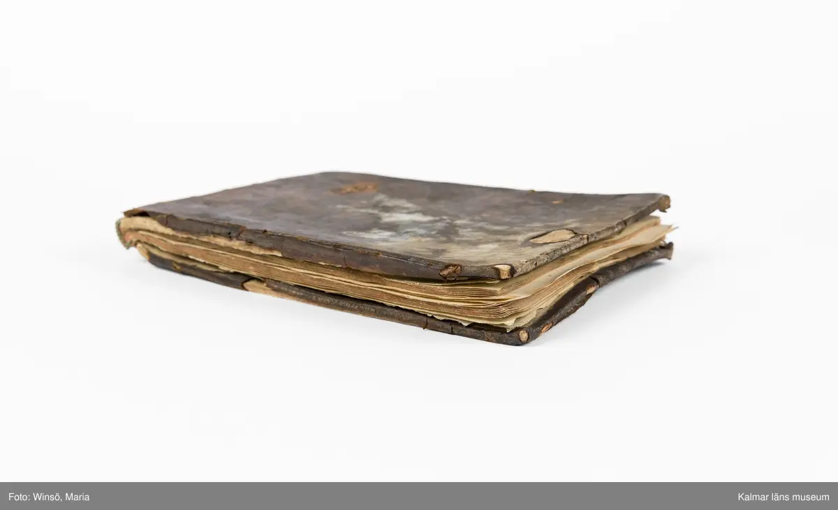 KLM 21068. Notbok, handskrift. 34 blad (68 sidor). Tvärformat. Brunt helt skinnband med präglad gulddekor på ryggen. På pärmens insida en namnteckning: O:F:Stålhammar, samt påklistrad reklametikett i kopparstick för pappershandlare Maingueneau i Paris 1697. På försättsbladet stämplat i svart med Stålhammarska vapnet. 

Handskriften påbörjad från bokens båda sidor. Den första delen består av tabulaturer för barockluta (bild 8-30 illustrerar denna del av boken). På försättsbladet till andra delen av boken: A la Viole de Gambe samt Otto Fried Stålhammar (bild 31 och framåt illustrerar denna delen av boken).