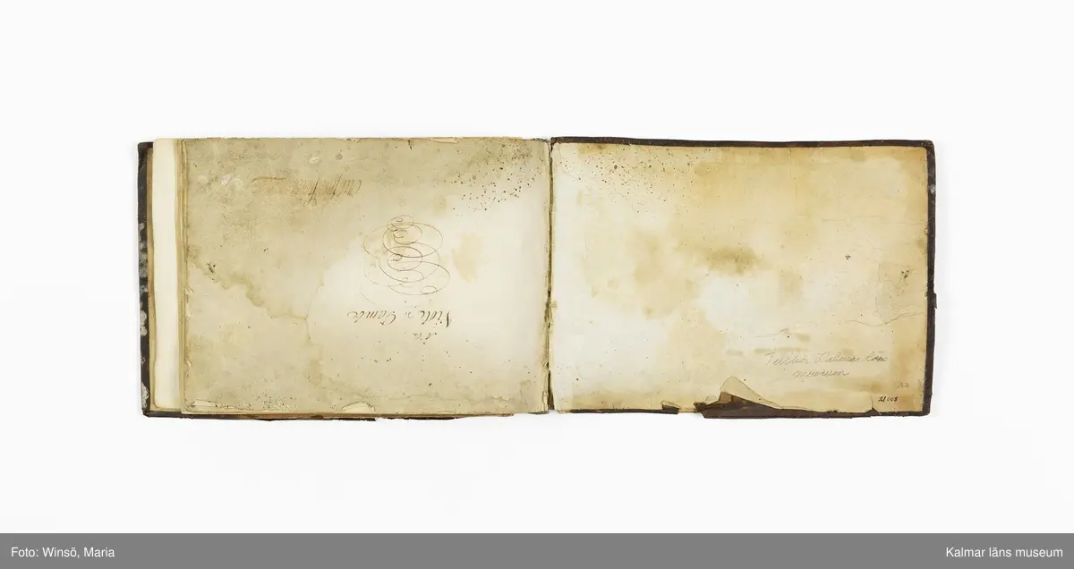 KLM 21068. Notbok, handskrift. 34 blad (68 sidor). Tvärformat. Brunt helt skinnband med präglad gulddekor på ryggen. På pärmens insida en namnteckning: O:F:Stålhammar, samt påklistrad reklametikett i kopparstick för pappershandlare Maingueneau i Paris 1697. På försättsbladet stämplat i svart med Stålhammarska vapnet. 

Handskriften påbörjad från bokens båda sidor. Den första delen består av tabulaturer för barockluta (bild 8-30 illustrerar denna del av boken). På försättsbladet till andra delen av boken: A la Viole de Gambe samt Otto Fried Stålhammar (bild 31 och framåt illustrerar denna delen av boken).