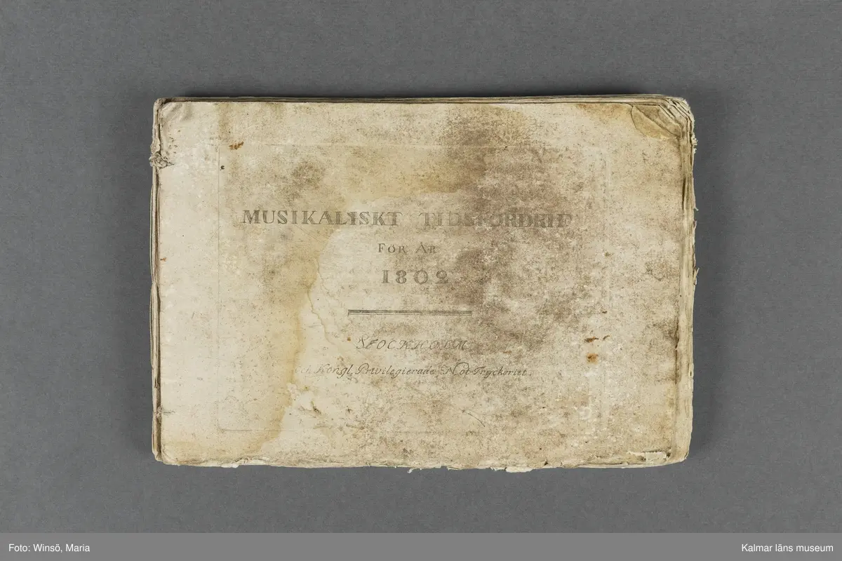 KLM 21069:1. Notbok, tryck. Av papper. På omslaget: Musikaliskt Tidsfördrif för år 1802. Stockholm och Kongl. Priviligierade Not-Tryckeriet. Tvärformat. Sidor 77-80 saknas. Kompositioner av bl.a. Naumann, Della-Maria, Åhlström.