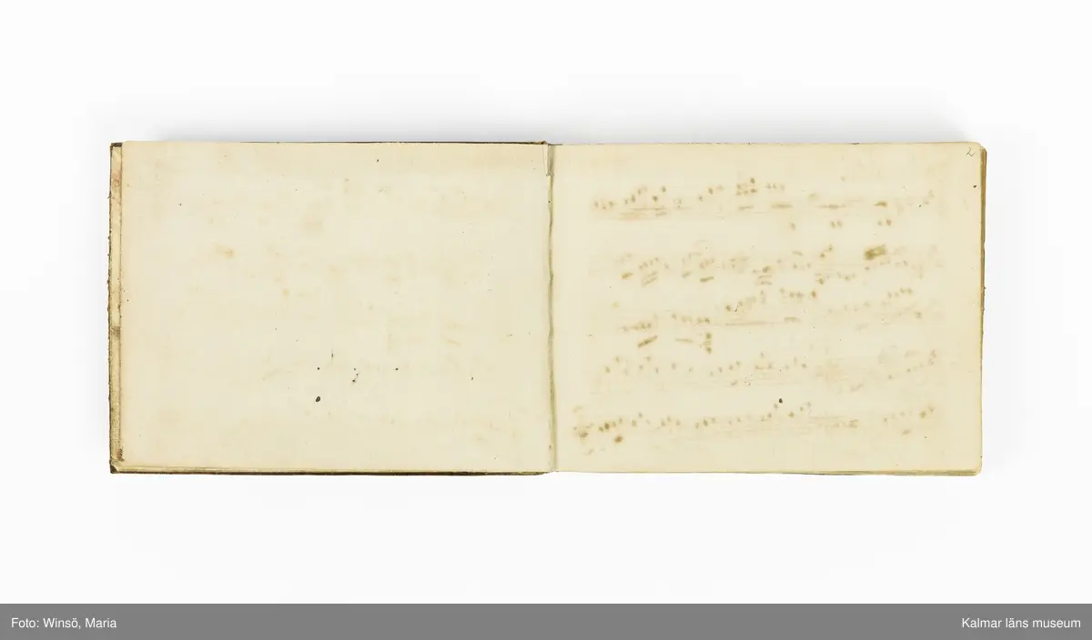 KLM 21071. Notbok, handskrift. Tvärformat. Helt skinnband med marmorering samt guldpräglade dekorelement. På pärmens framsida: VIOLINO PRIMO. På försättsbladet: I:N:J:C. samt Adam Lorentz Stålhammar ao 1773. Därefter handskrivna kompositioner, menuetter.