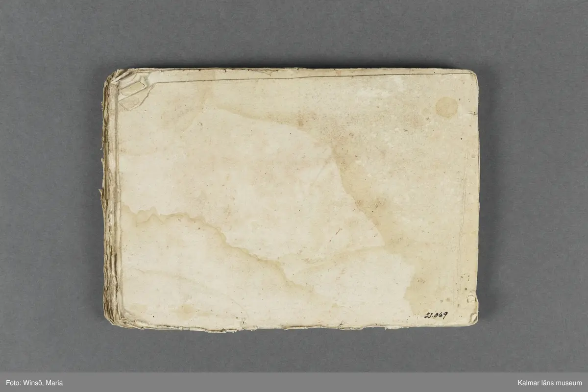 KLM 21069:1. Notbok, tryck. Av papper. På omslaget: Musikaliskt Tidsfördrif för år 1802. Stockholm och Kongl. Priviligierade Not-Tryckeriet. Tvärformat. Sidor 77-80 saknas. Kompositioner av bl.a. Naumann, Della-Maria, Åhlström.