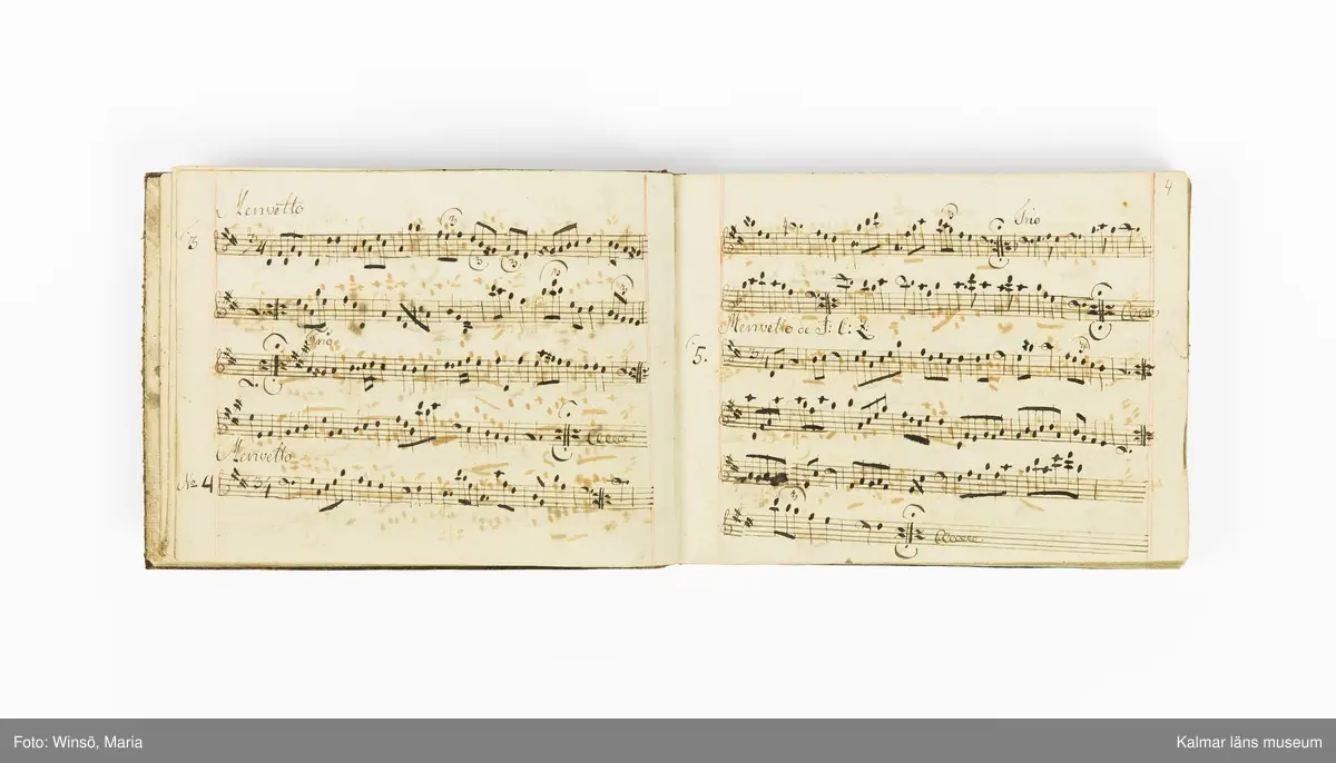 KLM 21071. Notbok, handskrift. Tvärformat. Helt skinnband med marmorering samt guldpräglade dekorelement. På pärmens framsida: VIOLINO PRIMO. På försättsbladet: I:N:J:C. samt Adam Lorentz Stålhammar ao 1773. Därefter handskrivna kompositioner, menuetter.