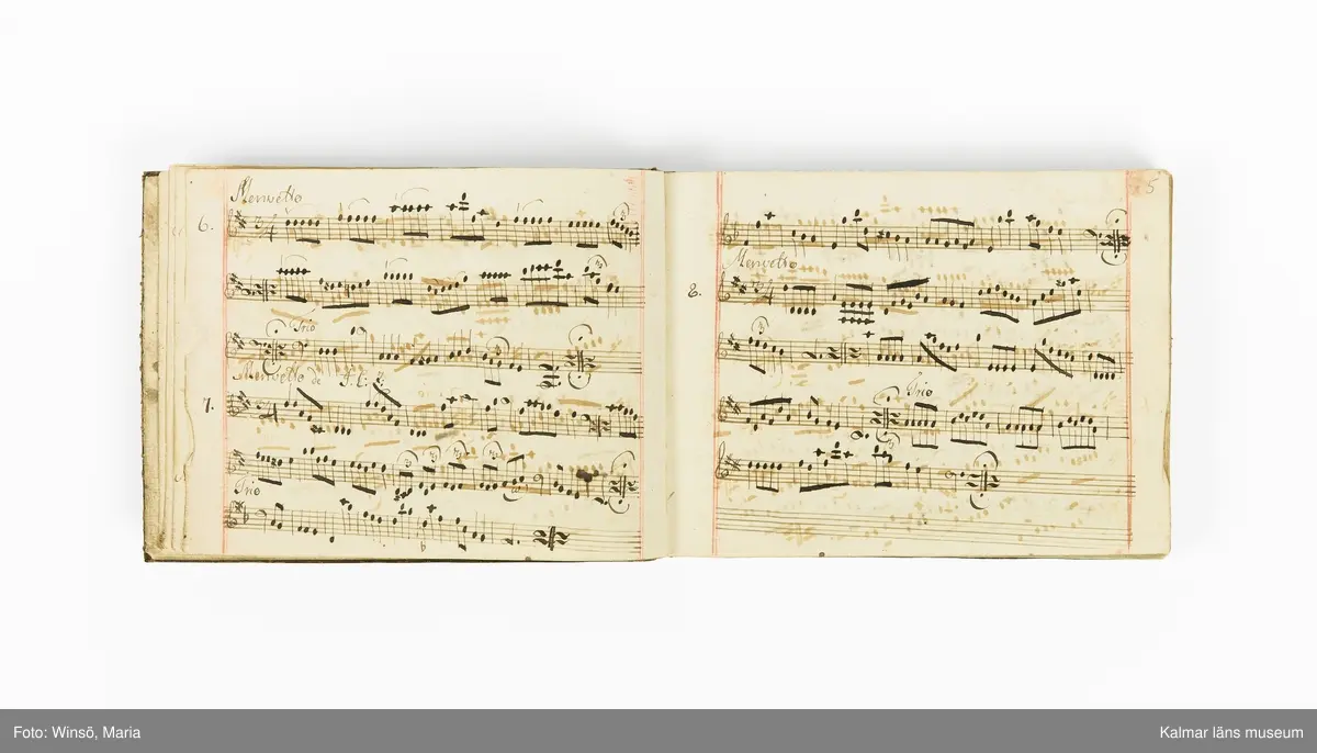 KLM 21071. Notbok, handskrift. Tvärformat. Helt skinnband med marmorering samt guldpräglade dekorelement. På pärmens framsida: VIOLINO PRIMO. På försättsbladet: I:N:J:C. samt Adam Lorentz Stålhammar ao 1773. Därefter handskrivna kompositioner, menuetter.
