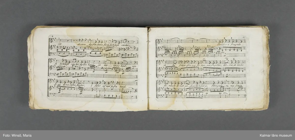 KLM 21069:1. Notbok, tryck. Av papper. På omslaget: Musikaliskt Tidsfördrif för år 1802. Stockholm och Kongl. Priviligierade Not-Tryckeriet. Tvärformat. Sidor 77-80 saknas. Kompositioner av bl.a. Naumann, Della-Maria, Åhlström.