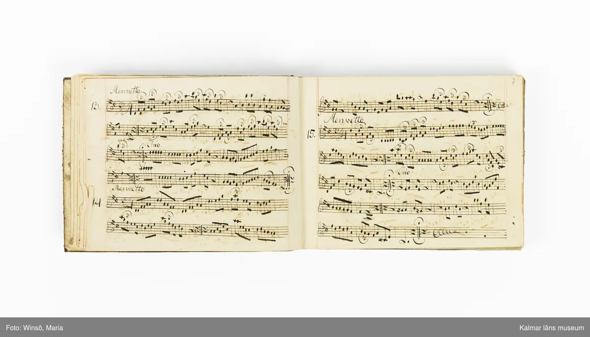 KLM 21071. Notbok, handskrift. Tvärformat. Helt skinnband med marmorering samt guldpräglade dekorelement. På pärmens framsida: VIOLINO PRIMO. På försättsbladet: I:N:J:C. samt Adam Lorentz Stålhammar ao 1773. Därefter handskrivna kompositioner, menuetter.