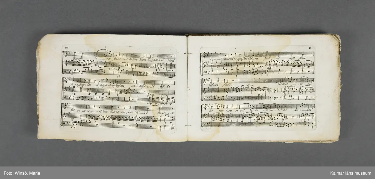 KLM 21069:1. Notbok, tryck. Av papper. På omslaget: Musikaliskt Tidsfördrif för år 1802. Stockholm och Kongl. Priviligierade Not-Tryckeriet. Tvärformat. Sidor 77-80 saknas. Kompositioner av bl.a. Naumann, Della-Maria, Åhlström.