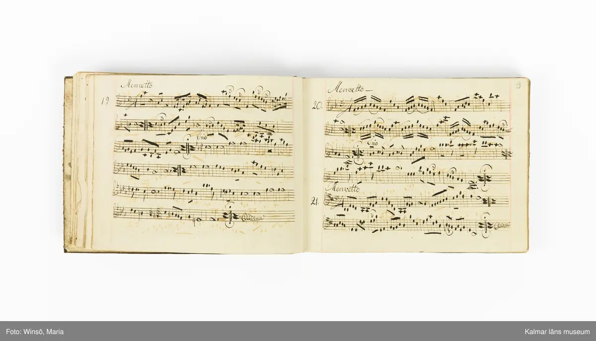 KLM 21071. Notbok, handskrift. Tvärformat. Helt skinnband med marmorering samt guldpräglade dekorelement. På pärmens framsida: VIOLINO PRIMO. På försättsbladet: I:N:J:C. samt Adam Lorentz Stålhammar ao 1773. Därefter handskrivna kompositioner, menuetter.