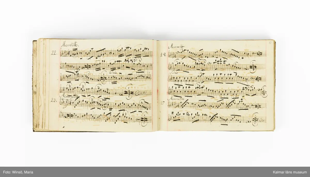 KLM 21071. Notbok, handskrift. Tvärformat. Helt skinnband med marmorering samt guldpräglade dekorelement. På pärmens framsida: VIOLINO PRIMO. På försättsbladet: I:N:J:C. samt Adam Lorentz Stålhammar ao 1773. Därefter handskrivna kompositioner, menuetter.