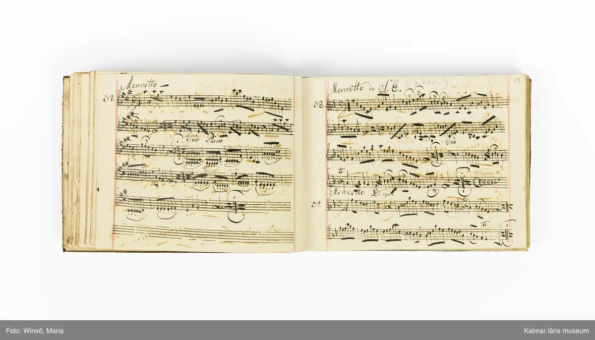KLM 21071. Notbok, handskrift. Tvärformat. Helt skinnband med marmorering samt guldpräglade dekorelement. På pärmens framsida: VIOLINO PRIMO. På försättsbladet: I:N:J:C. samt Adam Lorentz Stålhammar ao 1773. Därefter handskrivna kompositioner, menuetter.