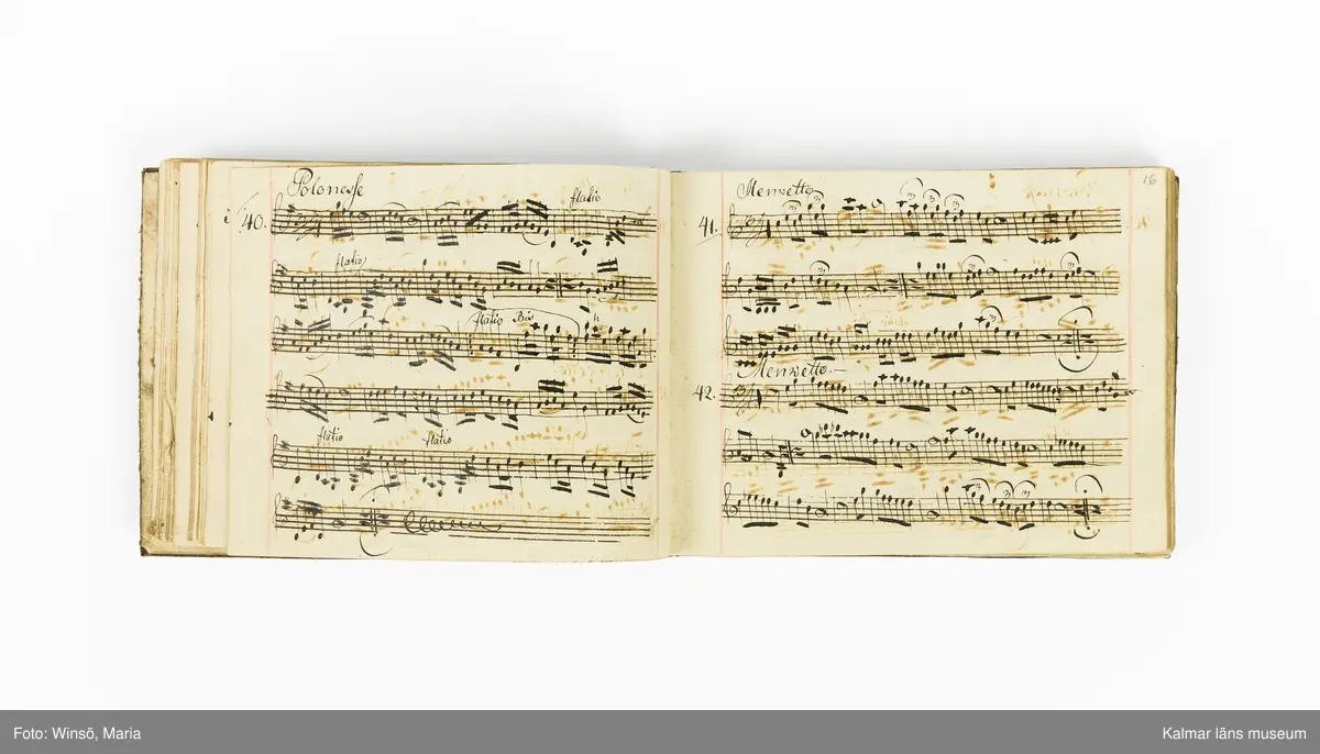 KLM 21071. Notbok, handskrift. Tvärformat. Helt skinnband med marmorering samt guldpräglade dekorelement. På pärmens framsida: VIOLINO PRIMO. På försättsbladet: I:N:J:C. samt Adam Lorentz Stålhammar ao 1773. Därefter handskrivna kompositioner, menuetter.