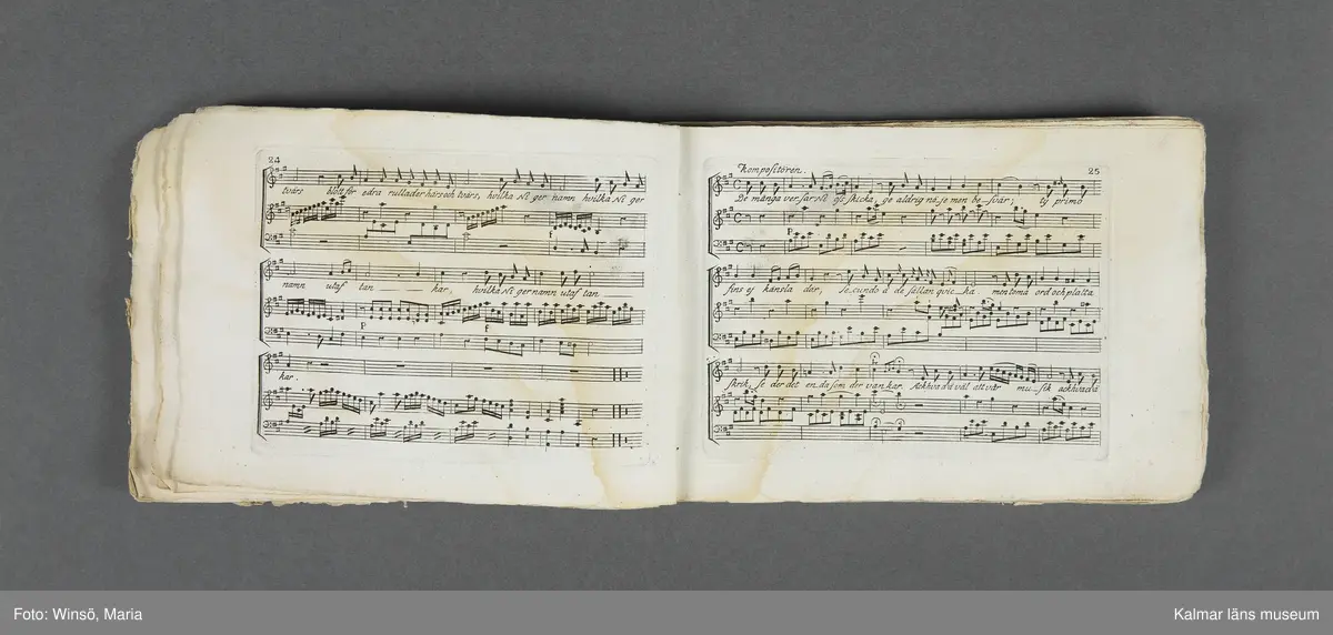 KLM 21069:1. Notbok, tryck. Av papper. På omslaget: Musikaliskt Tidsfördrif för år 1802. Stockholm och Kongl. Priviligierade Not-Tryckeriet. Tvärformat. Sidor 77-80 saknas. Kompositioner av bl.a. Naumann, Della-Maria, Åhlström.