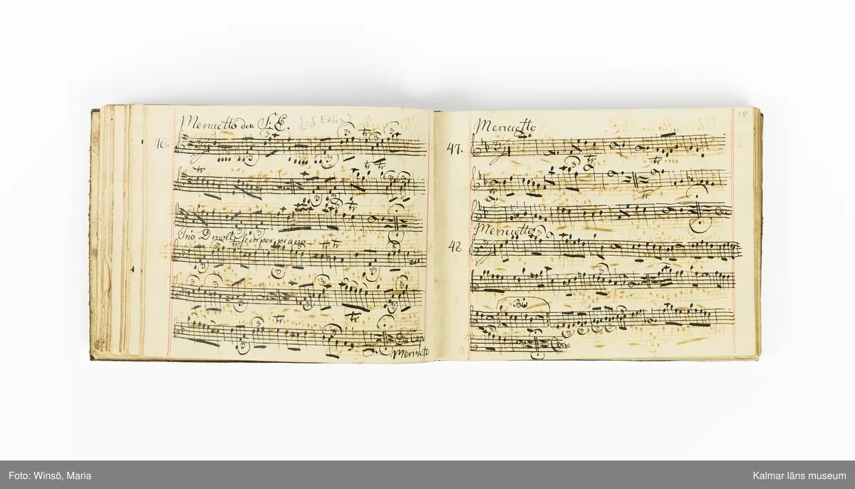 KLM 21071. Notbok, handskrift. Tvärformat. Helt skinnband med marmorering samt guldpräglade dekorelement. På pärmens framsida: VIOLINO PRIMO. På försättsbladet: I:N:J:C. samt Adam Lorentz Stålhammar ao 1773. Därefter handskrivna kompositioner, menuetter.