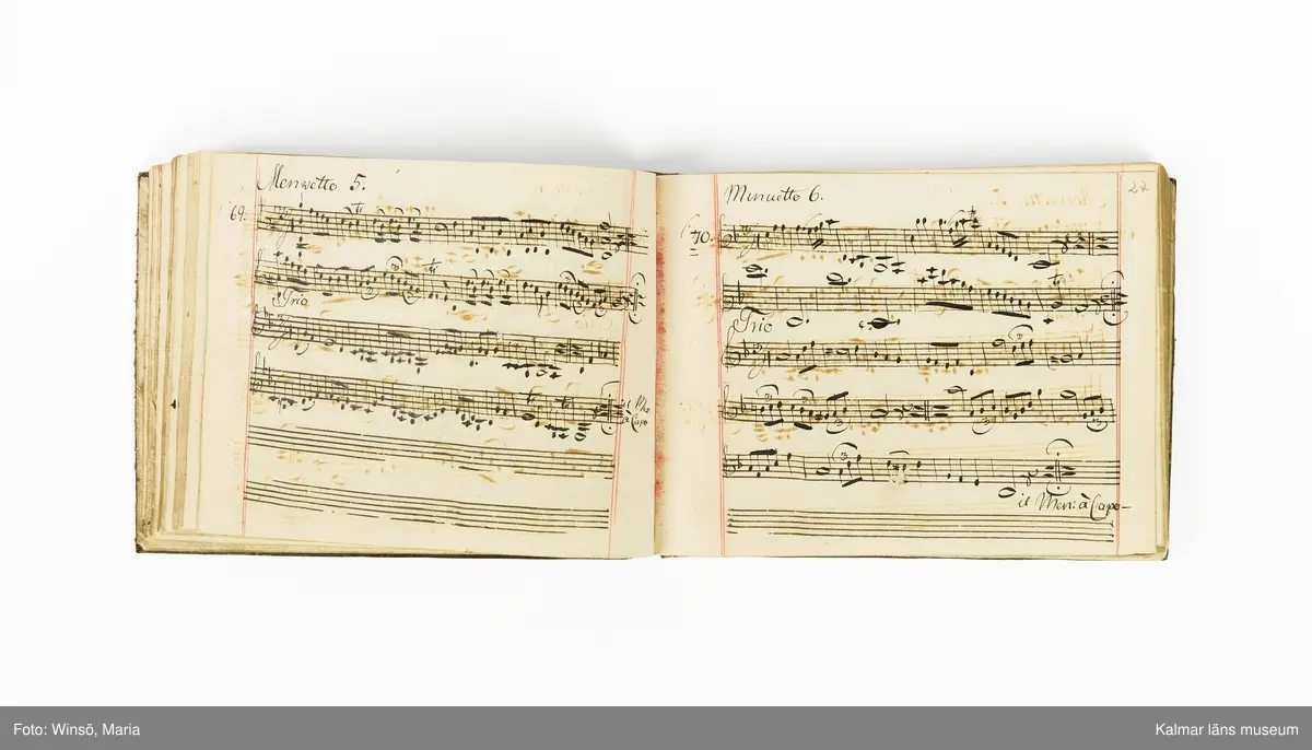 KLM 21071. Notbok, handskrift. Tvärformat. Helt skinnband med marmorering samt guldpräglade dekorelement. På pärmens framsida: VIOLINO PRIMO. På försättsbladet: I:N:J:C. samt Adam Lorentz Stålhammar ao 1773. Därefter handskrivna kompositioner, menuetter.
