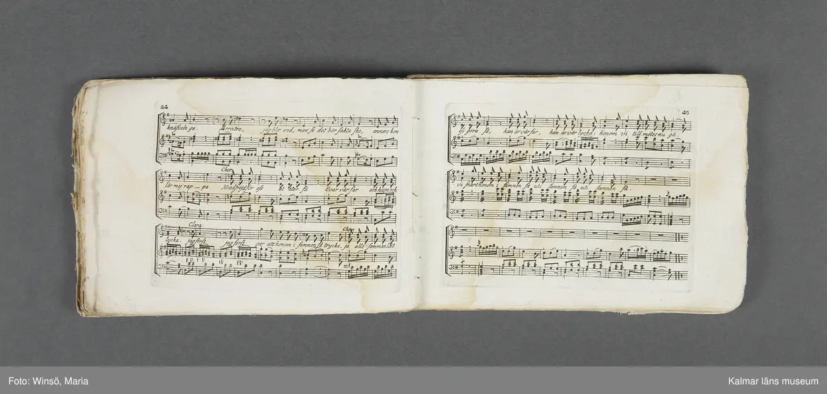 KLM 21069:1. Notbok, tryck. Av papper. På omslaget: Musikaliskt Tidsfördrif för år 1802. Stockholm och Kongl. Priviligierade Not-Tryckeriet. Tvärformat. Sidor 77-80 saknas. Kompositioner av bl.a. Naumann, Della-Maria, Åhlström.