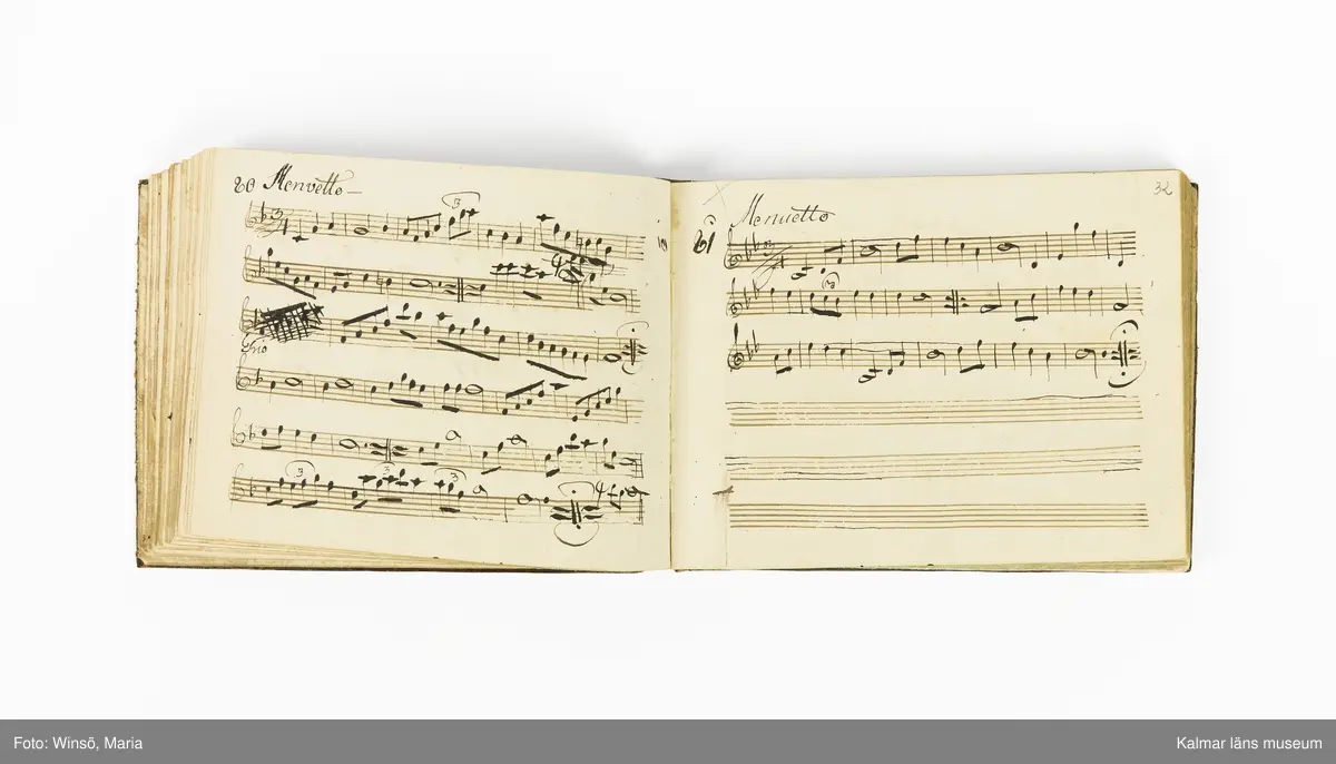 KLM 21071. Notbok, handskrift. Tvärformat. Helt skinnband med marmorering samt guldpräglade dekorelement. På pärmens framsida: VIOLINO PRIMO. På försättsbladet: I:N:J:C. samt Adam Lorentz Stålhammar ao 1773. Därefter handskrivna kompositioner, menuetter.