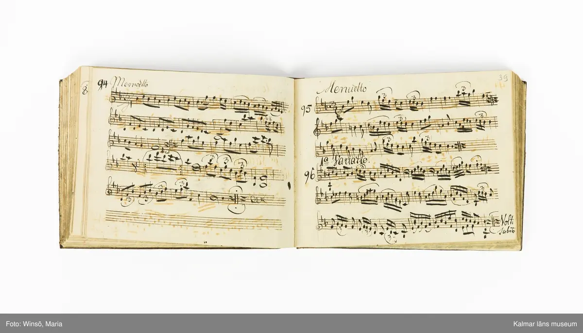 KLM 21071. Notbok, handskrift. Tvärformat. Helt skinnband med marmorering samt guldpräglade dekorelement. På pärmens framsida: VIOLINO PRIMO. På försättsbladet: I:N:J:C. samt Adam Lorentz Stålhammar ao 1773. Därefter handskrivna kompositioner, menuetter.