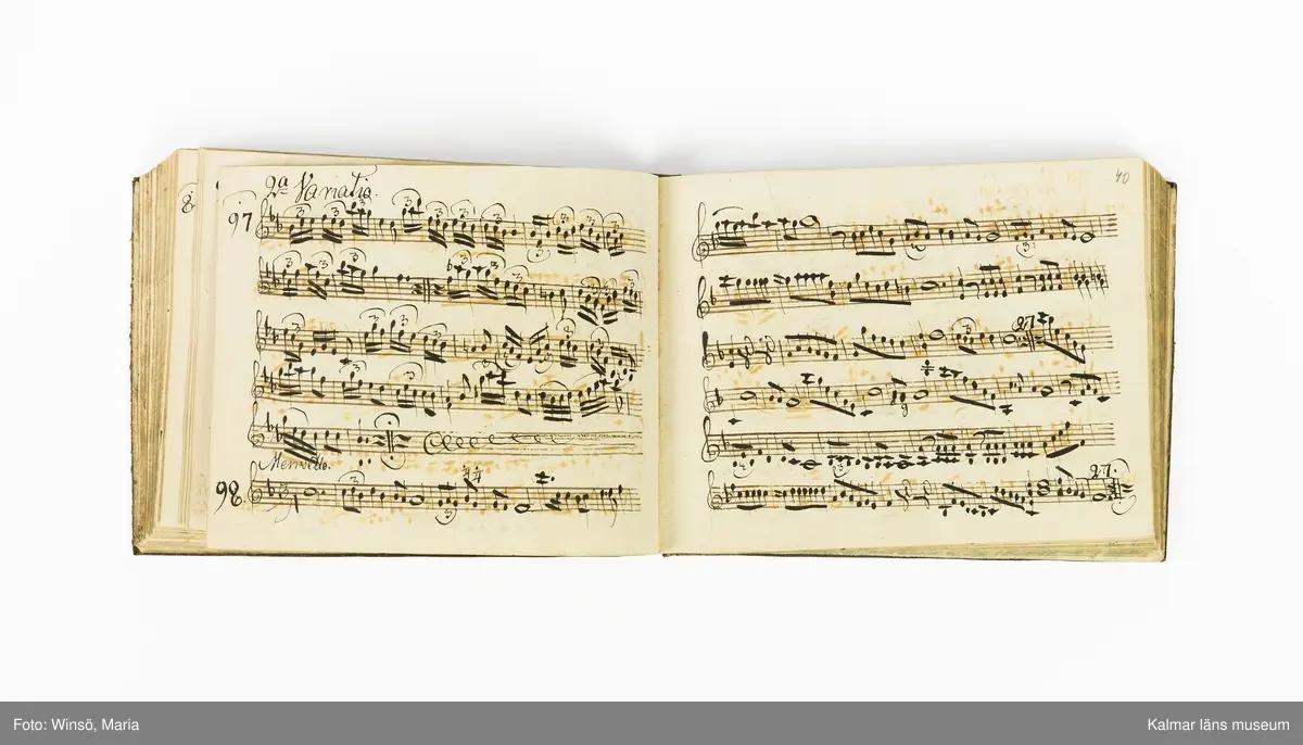 KLM 21071. Notbok, handskrift. Tvärformat. Helt skinnband med marmorering samt guldpräglade dekorelement. På pärmens framsida: VIOLINO PRIMO. På försättsbladet: I:N:J:C. samt Adam Lorentz Stålhammar ao 1773. Därefter handskrivna kompositioner, menuetter.