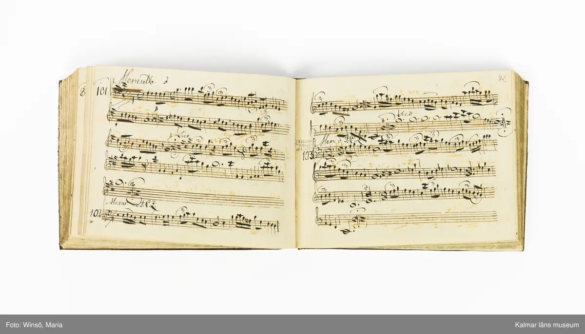 KLM 21071. Notbok, handskrift. Tvärformat. Helt skinnband med marmorering samt guldpräglade dekorelement. På pärmens framsida: VIOLINO PRIMO. På försättsbladet: I:N:J:C. samt Adam Lorentz Stålhammar ao 1773. Därefter handskrivna kompositioner, menuetter.