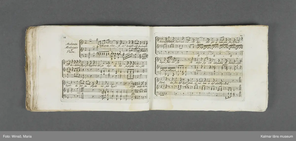 KLM 21069:1. Notbok, tryck. Av papper. På omslaget: Musikaliskt Tidsfördrif för år 1802. Stockholm och Kongl. Priviligierade Not-Tryckeriet. Tvärformat. Sidor 77-80 saknas. Kompositioner av bl.a. Naumann, Della-Maria, Åhlström.