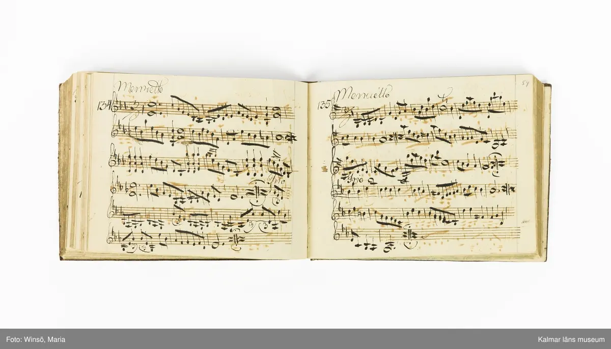 KLM 21071. Notbok, handskrift. Tvärformat. Helt skinnband med marmorering samt guldpräglade dekorelement. På pärmens framsida: VIOLINO PRIMO. På försättsbladet: I:N:J:C. samt Adam Lorentz Stålhammar ao 1773. Därefter handskrivna kompositioner, menuetter.