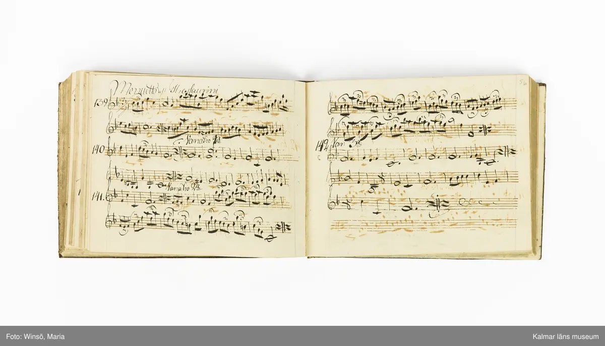 KLM 21071. Notbok, handskrift. Tvärformat. Helt skinnband med marmorering samt guldpräglade dekorelement. På pärmens framsida: VIOLINO PRIMO. På försättsbladet: I:N:J:C. samt Adam Lorentz Stålhammar ao 1773. Därefter handskrivna kompositioner, menuetter.