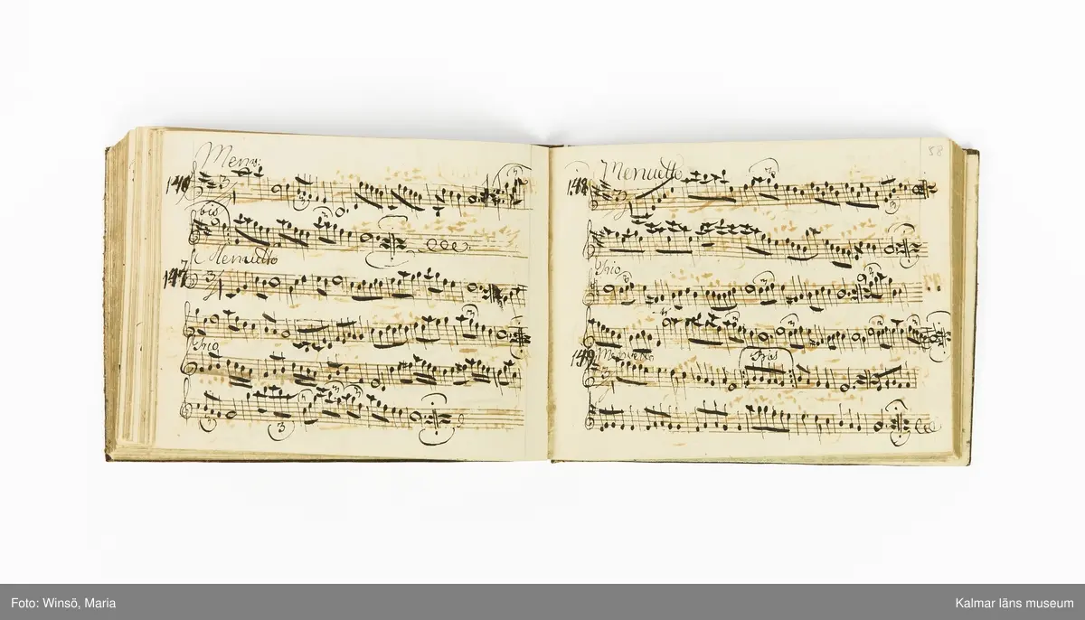 KLM 21071. Notbok, handskrift. Tvärformat. Helt skinnband med marmorering samt guldpräglade dekorelement. På pärmens framsida: VIOLINO PRIMO. På försättsbladet: I:N:J:C. samt Adam Lorentz Stålhammar ao 1773. Därefter handskrivna kompositioner, menuetter.