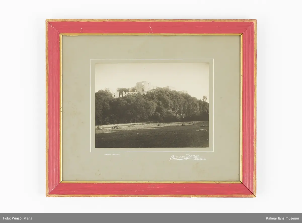 Motivet föreställer Borgholms slottsruin från norr omkring sekelskiftet 1900.