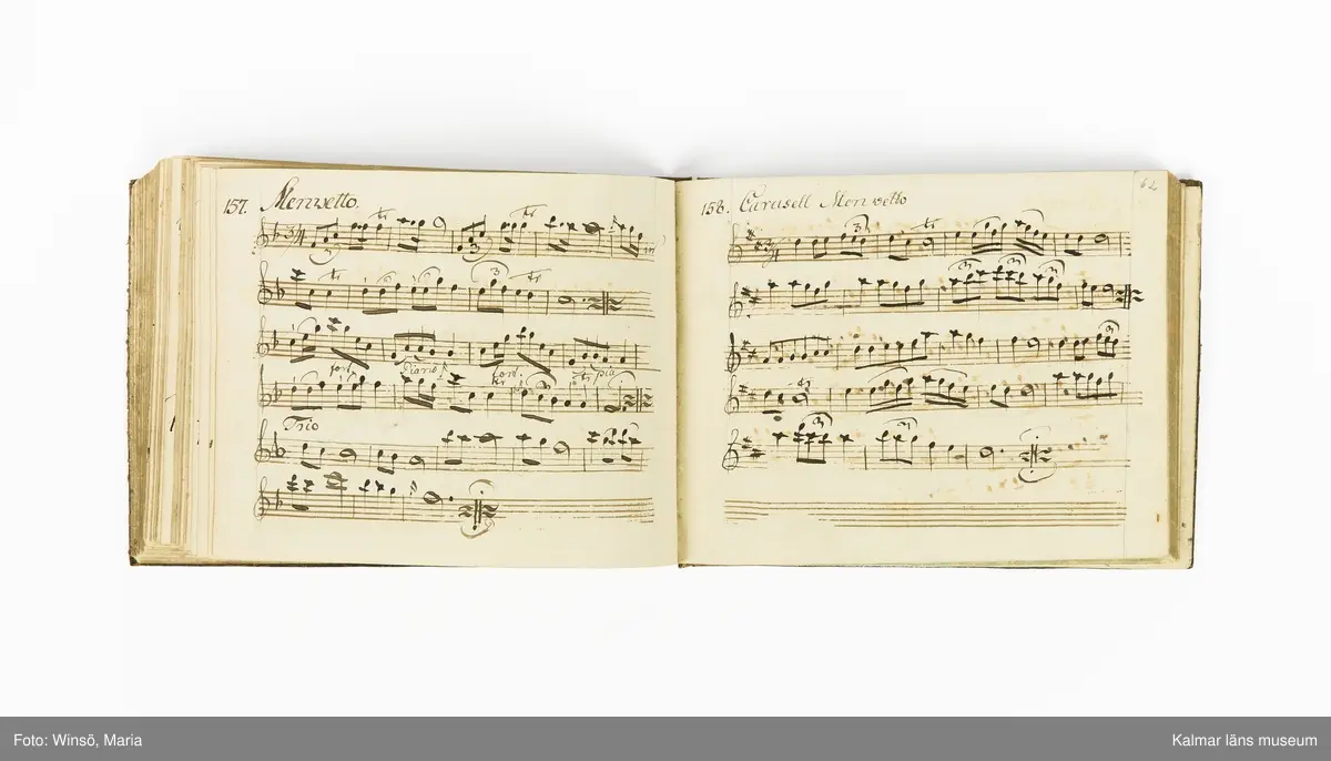 KLM 21071. Notbok, handskrift. Tvärformat. Helt skinnband med marmorering samt guldpräglade dekorelement. På pärmens framsida: VIOLINO PRIMO. På försättsbladet: I:N:J:C. samt Adam Lorentz Stålhammar ao 1773. Därefter handskrivna kompositioner, menuetter.