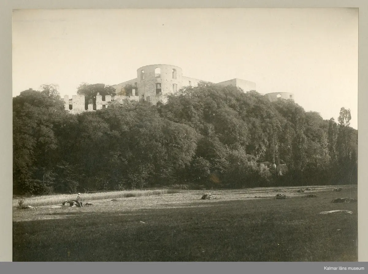 Motivet föreställer Borgholms slottsruin från norr omkring sekelskiftet 1900.