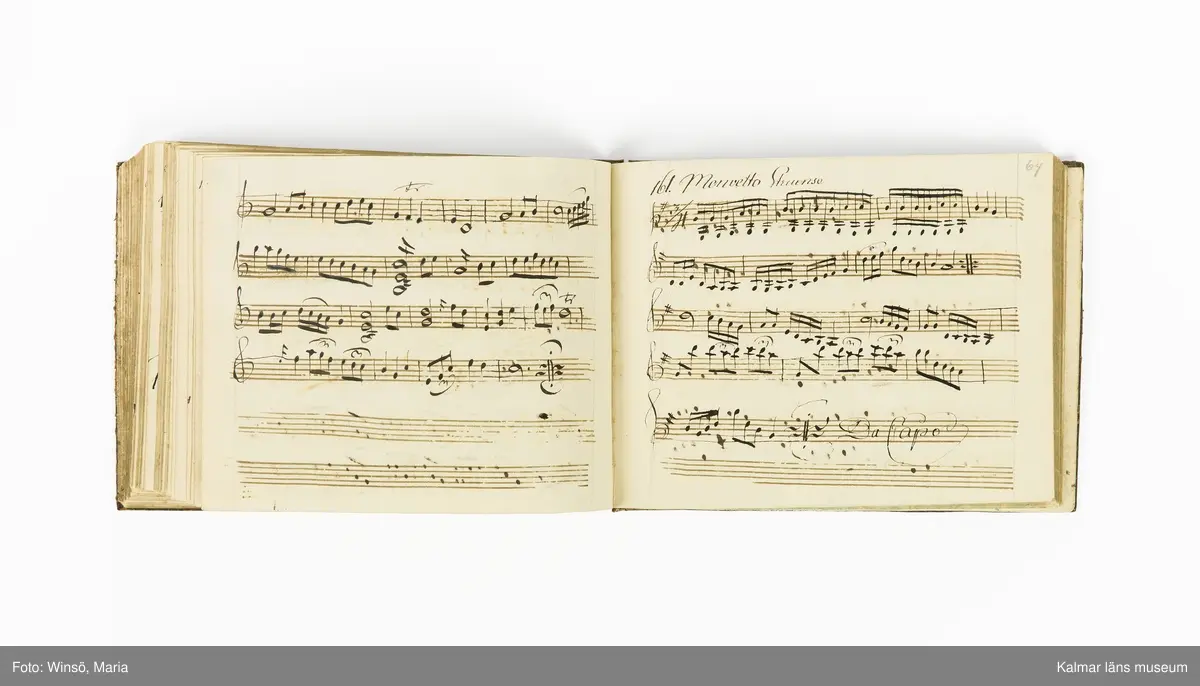 KLM 21071. Notbok, handskrift. Tvärformat. Helt skinnband med marmorering samt guldpräglade dekorelement. På pärmens framsida: VIOLINO PRIMO. På försättsbladet: I:N:J:C. samt Adam Lorentz Stålhammar ao 1773. Därefter handskrivna kompositioner, menuetter.