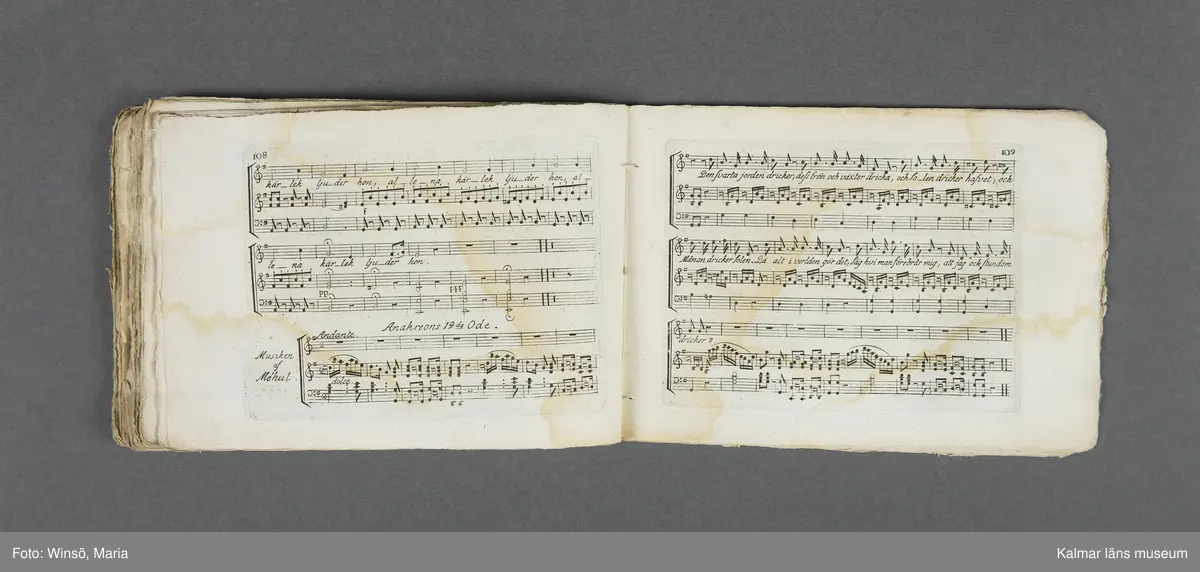 KLM 21069:1. Notbok, tryck. Av papper. På omslaget: Musikaliskt Tidsfördrif för år 1802. Stockholm och Kongl. Priviligierade Not-Tryckeriet. Tvärformat. Sidor 77-80 saknas. Kompositioner av bl.a. Naumann, Della-Maria, Åhlström.
