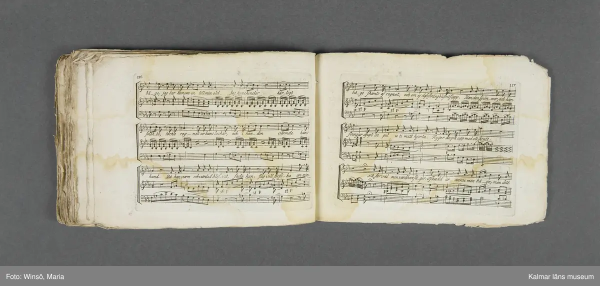 KLM 21069:1. Notbok, tryck. Av papper. På omslaget: Musikaliskt Tidsfördrif för år 1802. Stockholm och Kongl. Priviligierade Not-Tryckeriet. Tvärformat. Sidor 77-80 saknas. Kompositioner av bl.a. Naumann, Della-Maria, Åhlström.