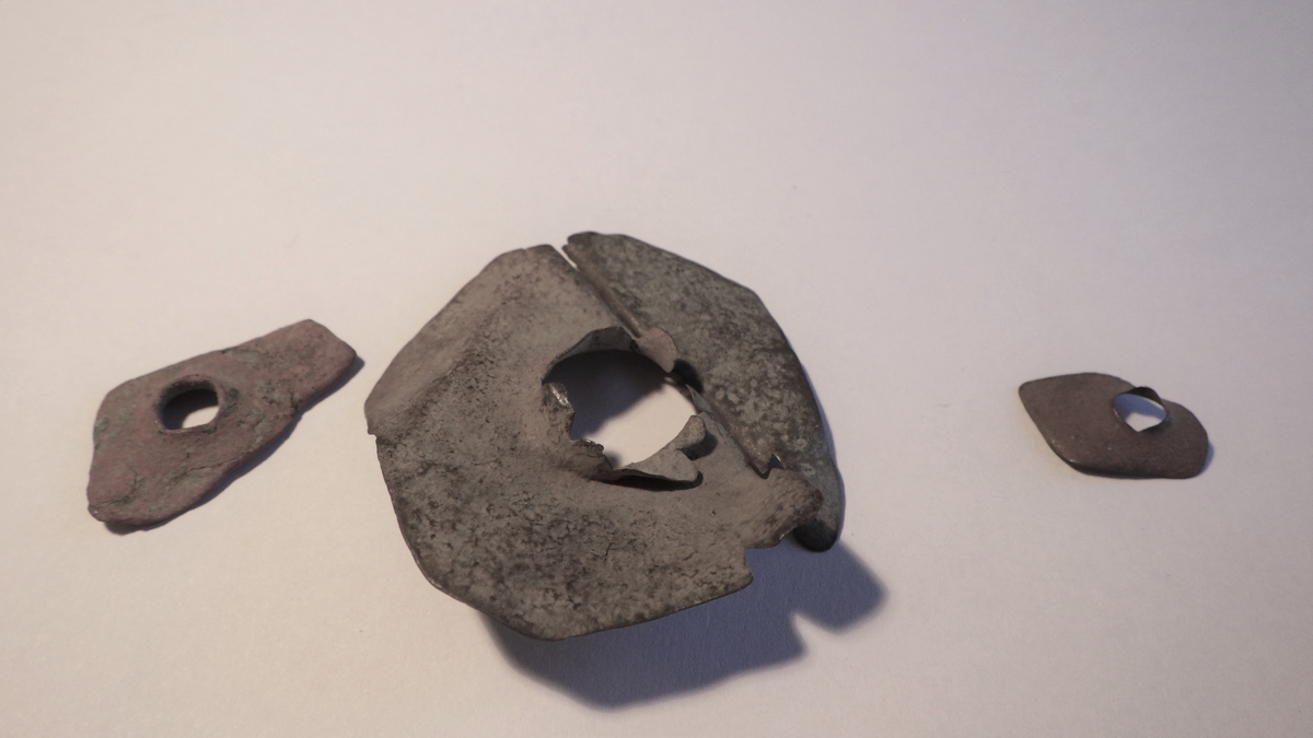 MALV: ST. B. 12, 5 - 34, 4 MM, PLATENE ER MANGEKANTET OG UREGELMESSIGE. VIRKER BRUKT.