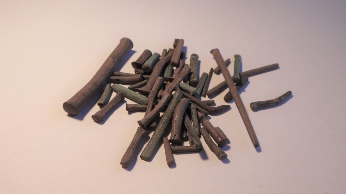 MALV: L. 7, 1-37, 6  DIAM. 2-4, 5 MM, RUNDT TVERRSNITT. DE ALLER MINSTE KAN TROLIG VÆRE BRUKT I KAMMER. EMNE TIL DISSE SE HK 477