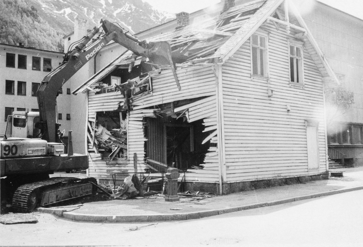 Sanering av hus på Skjelmhaug i Odda sentrum.