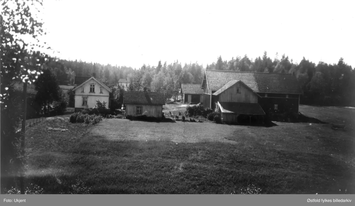 Gården Rogndalen i Varteig fotografert 28. august 1937.