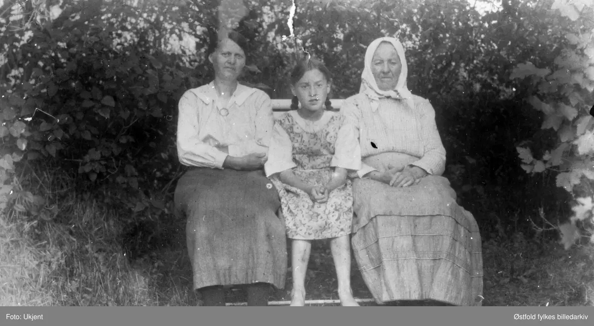 Tre damer i hagen på Løvås i Varteig fotografert den 24. august 1925. Fra venstre: Kristine Brende, Aslaug Brende (g. Brodal) og Anne Brende. Anne var mor til Kristine, og Aslaug var sønnedatter til Anne.