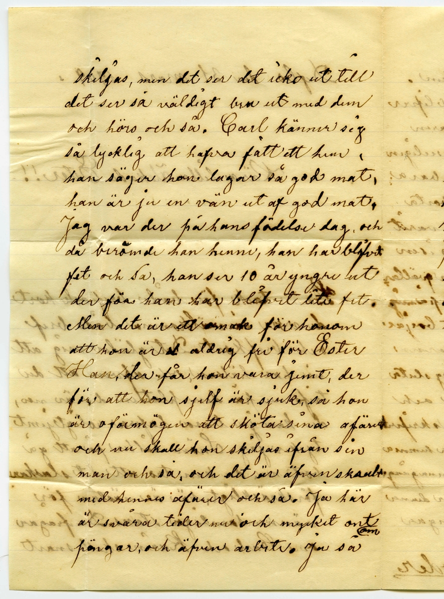 Brev 1909-03-31 från Johanna Nilsdotter-Ellqvist till Ester Bauer, bestående av fyra sidor skrivna på fram- och baksidan av ett vikt pappersark, samt kuvert. Huvudsaklig skrift handskriven med svart bläck.
.
BREVAVSKRIFT:
.
[Kuvert, framsida med två röda frimärken, Sverige, 10 öre samt suddiga poststämplar (Stockholm) ]
Konstnärinnan
Fru Esther Bauer
Circolum Scandinav--
Campo Marzo 46
Roma
Italien
.
[Kuvert baksida med halv poststämpel: ROM C 25 4
CENT--]
.
[Sida 1]
Dufbo den 31 mars 1909.
Tusen tack för både bref och kort
de voro så välkomna både bref
och brefkort. Det gläder mig att
ni har hälsan, och äfven att du
trifs nu på den platsen du är nu,
du kan ju bara hafva roligt jemt
tycker jag. Snön håller på att gå
bort nu, du kan tro att det slaskar
förskräckligt, här är nästan för
vänne somliga stans. Du frågar
om Carl och Karin skall snart
.
[Sida 2]
skiljas, men det ser det icke ut till
det ser så väldigt bra ut med dem
och hörs och så. Carl känner sig
så lycklig att hafva fått ett hem,
han säger hon lagar så god mat,
han är ju en vän ut af god mat.
Jag var der på hans födelse dag, och
då berömde han henne, han har blifvit
fet och sa, han ser 10 år yngre ut
der för han har blifvit lite fet.
Men det är ett omak för honom
att hon är [överstruket: l] aldrig fri för Ester
Han, der får hon vara jemt, der
för att hon sjelf är sjuk, så hon
är oförmögen att sköta sina afärer
och nu skall hon skiljas ifrån sin
man och så, och det är äfven skralt
med hennes afärer och så. Ja här
är svåra tider nu och mycket ont [inskrivet: om]
pängar och äfven arbete. Ja så
.
[Sida 3]
du skall bo på Vidinge i sommar
blifver det icke långsamt att vara
der utan John? det skulle vara
mycket roligt för mig att få vara 
der hoss dig en tid, vi få se hur
det kan bli när tiden kommer,
Ni väl atminstone helsar väl
på oss när ni kommer till Sverge
så få vi se. Har du hört att 
Fröken Karlsson är förlofvadt
med en Görgensen, Oscar har sett
det i en tidning. Edidt Vik är död
för en tid sedan, våra voro bjud-
na med på begrafningen, Gerda
skrifver sedan hon har så brått
nu. Du kan tro att Gute är blifven
stor och rar men till lika elack
ibland han är en förskräckelse
för barnen här ute han vill leka
med dem men så blifva de rädda
.
[Sida 4]
och tro att han vill bita dem.
Här är mycket vackert, och blifver
mycket vackrare till sommaren
men vi saknar saltsjön visserligen
finns här en sjö, men det är bara
en insjö, den är ej långt borta
ifrån oss der vi bo, der har varit
mycken trafik i vintras på isen
ibland kolörta lycktor om qvällar
na. Jag börjar nu att krya på mig
nu till våren när vädret borjar
att blifva vackert och dagarna
blifva långa. Ja nu får jag sluta
tycker gute han kommer och
vill si hur mycket jag har skrifvit
jag mins ej nu [inskrivet: mera] att omtala här hemma
och äfven i stan går alt sin gemna gång
Hvad der måste vara vackert der du nu
bor. Många och kära helsningar
ifrån oss alla. Helsa John
Din moder