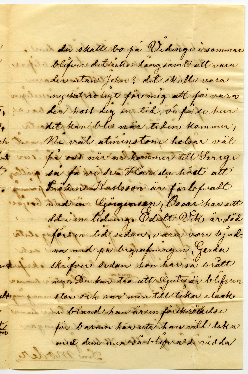 Brev 1909-03-31 från Johanna Nilsdotter-Ellqvist till Ester Bauer, bestående av fyra sidor skrivna på fram- och baksidan av ett vikt pappersark, samt kuvert. Huvudsaklig skrift handskriven med svart bläck.
.
BREVAVSKRIFT:
.
[Kuvert, framsida med två röda frimärken, Sverige, 10 öre samt suddiga poststämplar (Stockholm) ]
Konstnärinnan
Fru Esther Bauer
Circolum Scandinav--
Campo Marzo 46
Roma
Italien
.
[Kuvert baksida med halv poststämpel: ROM C 25 4
CENT--]
.
[Sida 1]
Dufbo den 31 mars 1909.
Tusen tack för både bref och kort
de voro så välkomna både bref
och brefkort. Det gläder mig att
ni har hälsan, och äfven att du
trifs nu på den platsen du är nu,
du kan ju bara hafva roligt jemt
tycker jag. Snön håller på att gå
bort nu, du kan tro att det slaskar
förskräckligt, här är nästan för
vänne somliga stans. Du frågar
om Carl och Karin skall snart
.
[Sida 2]
skiljas, men det ser det icke ut till
det ser så väldigt bra ut med dem
och hörs och så. Carl känner sig
så lycklig att hafva fått ett hem,
han säger hon lagar så god mat,
han är ju en vän ut af god mat.
Jag var der på hans födelse dag, och
då berömde han henne, han har blifvit
fet och sa, han ser 10 år yngre ut
der för han har blifvit lite fet.
Men det är ett omak för honom
att hon är [överstruket: l] aldrig fri för Ester
Han, der får hon vara jemt, der
för att hon sjelf är sjuk, så hon
är oförmögen att sköta sina afärer
och nu skall hon skiljas ifrån sin
man och så, och det är äfven skralt
med hennes afärer och så. Ja här
är svåra tider nu och mycket ont [inskrivet: om]
pängar och äfven arbete. Ja så
.
[Sida 3]
du skall bo på Vidinge i sommar
blifver det icke långsamt att vara
der utan John? det skulle vara
mycket roligt för mig att få vara 
der hoss dig en tid, vi få se hur
det kan bli när tiden kommer,
Ni väl atminstone helsar väl
på oss när ni kommer till Sverge
så få vi se. Har du hört att 
Fröken Karlsson är förlofvadt
med en Görgensen, Oscar har sett
det i en tidning. Edidt Vik är död
för en tid sedan, våra voro bjud-
na med på begrafningen, Gerda
skrifver sedan hon har så brått
nu. Du kan tro att Gute är blifven
stor och rar men till lika elack
ibland han är en förskräckelse
för barnen här ute han vill leka
med dem men så blifva de rädda
.
[Sida 4]
och tro att han vill bita dem.
Här är mycket vackert, och blifver
mycket vackrare till sommaren
men vi saknar saltsjön visserligen
finns här en sjö, men det är bara
en insjö, den är ej långt borta
ifrån oss der vi bo, der har varit
mycken trafik i vintras på isen
ibland kolörta lycktor om qvällar
na. Jag börjar nu att krya på mig
nu till våren när vädret borjar
att blifva vackert och dagarna
blifva långa. Ja nu får jag sluta
tycker gute han kommer och
vill si hur mycket jag har skrifvit
jag mins ej nu [inskrivet: mera] att omtala här hemma
och äfven i stan går alt sin gemna gång
Hvad der måste vara vackert der du nu
bor. Många och kära helsningar
ifrån oss alla. Helsa John
Din moder