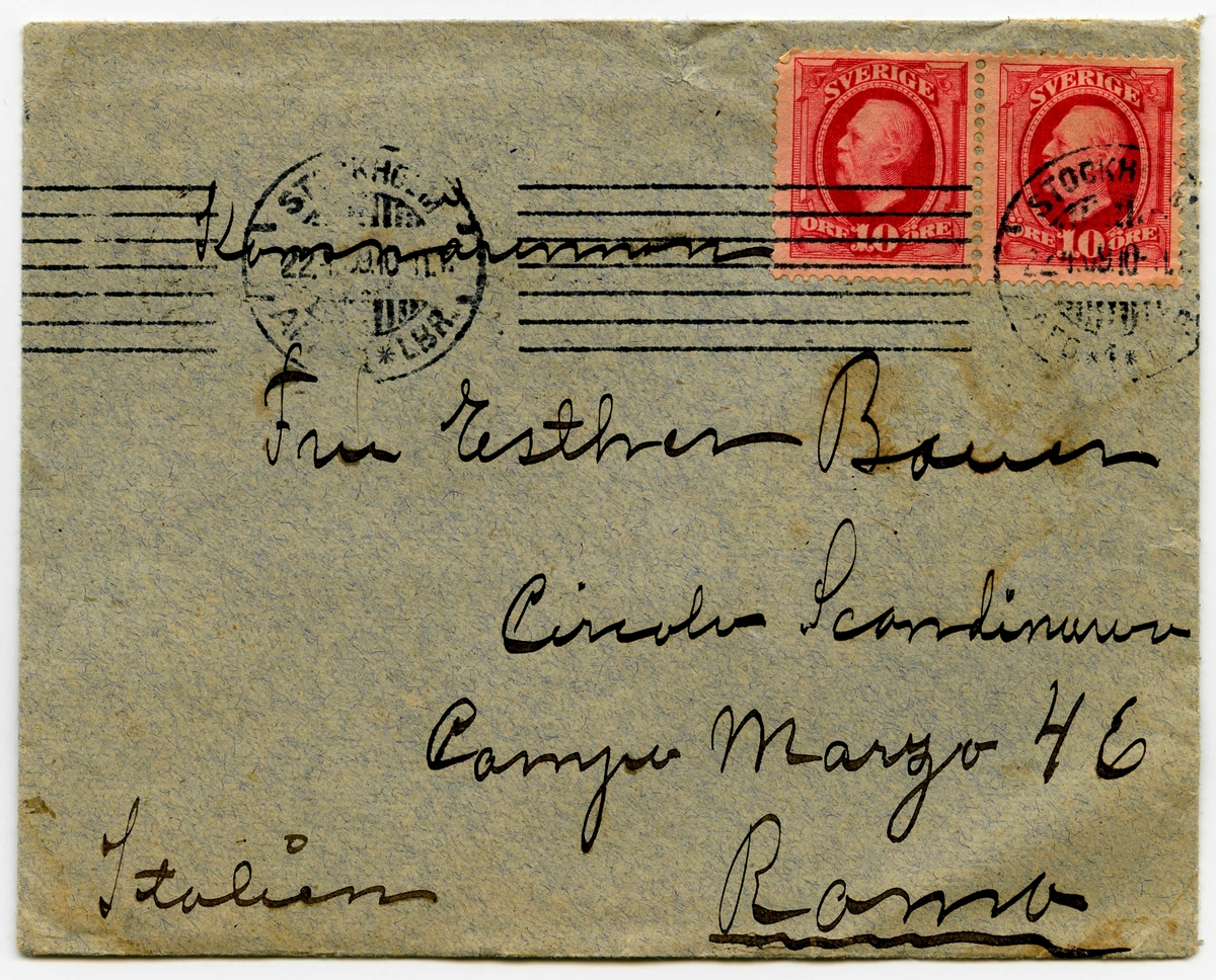 Brev 1909-03-31 från Johanna Nilsdotter-Ellqvist till Ester Bauer, bestående av fyra sidor skrivna på fram- och baksidan av ett vikt pappersark, samt kuvert. Huvudsaklig skrift handskriven med svart bläck.
.
BREVAVSKRIFT:
.
[Kuvert, framsida med två röda frimärken, Sverige, 10 öre samt suddiga poststämplar (Stockholm) ]
Konstnärinnan
Fru Esther Bauer
Circolum Scandinav--
Campo Marzo 46
Roma
Italien
.
[Kuvert baksida med halv poststämpel: ROM C 25 4
CENT--]
.
[Sida 1]
Dufbo den 31 mars 1909.
Tusen tack för både bref och kort
de voro så välkomna både bref
och brefkort. Det gläder mig att
ni har hälsan, och äfven att du
trifs nu på den platsen du är nu,
du kan ju bara hafva roligt jemt
tycker jag. Snön håller på att gå
bort nu, du kan tro att det slaskar
förskräckligt, här är nästan för
vänne somliga stans. Du frågar
om Carl och Karin skall snart
.
[Sida 2]
skiljas, men det ser det icke ut till
det ser så väldigt bra ut med dem
och hörs och så. Carl känner sig
så lycklig att hafva fått ett hem,
han säger hon lagar så god mat,
han är ju en vän ut af god mat.
Jag var der på hans födelse dag, och
då berömde han henne, han har blifvit
fet och sa, han ser 10 år yngre ut
der för han har blifvit lite fet.
Men det är ett omak för honom
att hon är [överstruket: l] aldrig fri för Ester
Han, der får hon vara jemt, der
för att hon sjelf är sjuk, så hon
är oförmögen att sköta sina afärer
och nu skall hon skiljas ifrån sin
man och så, och det är äfven skralt
med hennes afärer och så. Ja här
är svåra tider nu och mycket ont [inskrivet: om]
pängar och äfven arbete. Ja så
.
[Sida 3]
du skall bo på Vidinge i sommar
blifver det icke långsamt att vara
der utan John? det skulle vara
mycket roligt för mig att få vara 
der hoss dig en tid, vi få se hur
det kan bli när tiden kommer,
Ni väl atminstone helsar väl
på oss när ni kommer till Sverge
så få vi se. Har du hört att 
Fröken Karlsson är förlofvadt
med en Görgensen, Oscar har sett
det i en tidning. Edidt Vik är död
för en tid sedan, våra voro bjud-
na med på begrafningen, Gerda
skrifver sedan hon har så brått
nu. Du kan tro att Gute är blifven
stor och rar men till lika elack
ibland han är en förskräckelse
för barnen här ute han vill leka
med dem men så blifva de rädda
.
[Sida 4]
och tro att han vill bita dem.
Här är mycket vackert, och blifver
mycket vackrare till sommaren
men vi saknar saltsjön visserligen
finns här en sjö, men det är bara
en insjö, den är ej långt borta
ifrån oss der vi bo, der har varit
mycken trafik i vintras på isen
ibland kolörta lycktor om qvällar
na. Jag börjar nu att krya på mig
nu till våren när vädret borjar
att blifva vackert och dagarna
blifva långa. Ja nu får jag sluta
tycker gute han kommer och
vill si hur mycket jag har skrifvit
jag mins ej nu [inskrivet: mera] att omtala här hemma
och äfven i stan går alt sin gemna gång
Hvad der måste vara vackert der du nu
bor. Många och kära helsningar
ifrån oss alla. Helsa John
Din moder