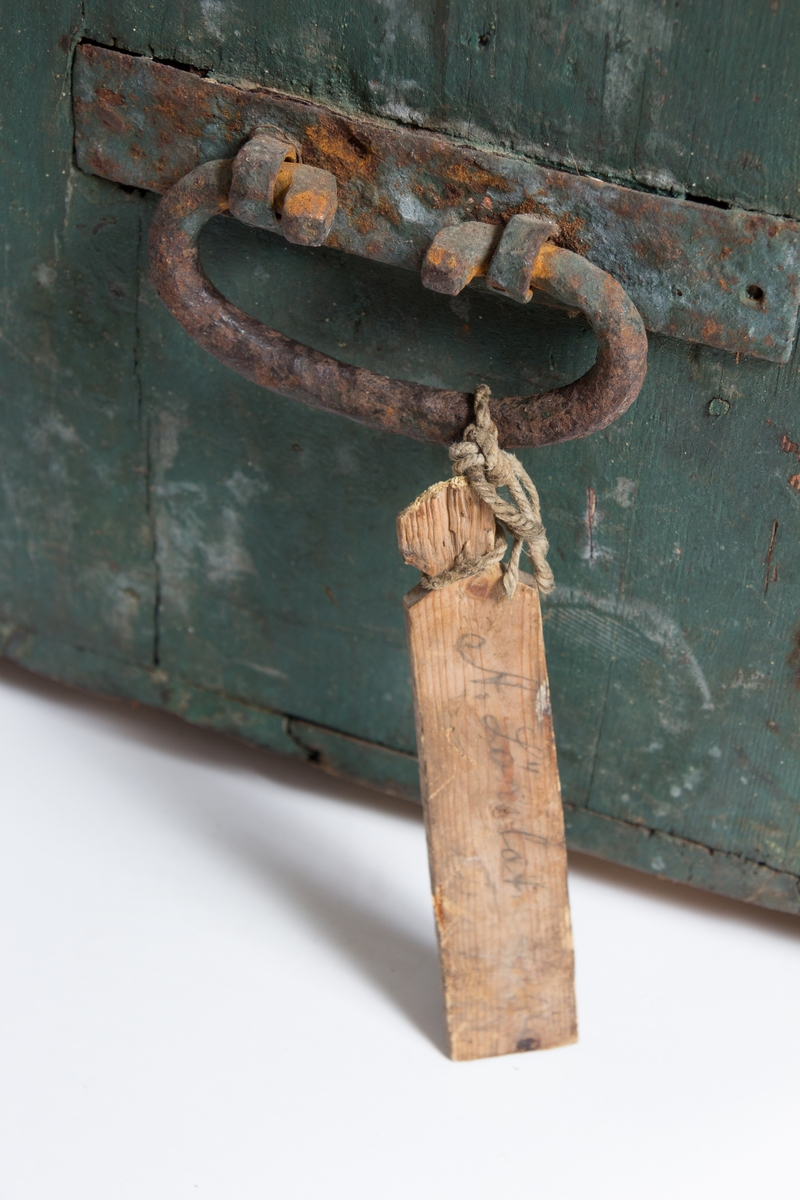 Solid vertøykiste i treverk med skrått lokk festet med to kraftige jernbeslag. I tillegg et jernbeslag til å feste et hengelås i front. En indre skuff delt i tre i øverste del av kista. I lokket er det gjort rom for ei sag og i indre front vegg feste til den ene øksa. Et kraftig jernhåndtak i hver side. I det ene håndtaket er det festet en tre-etikett med navnet  til eieren påført med blyant.