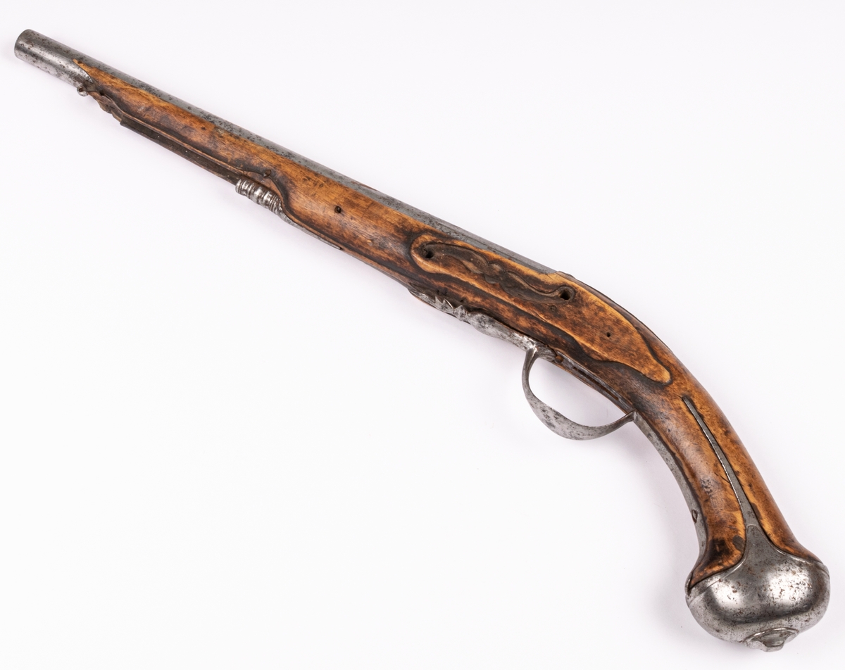 Ryttarpistol, defekt, låset saknas, pipan ålderdomlig.