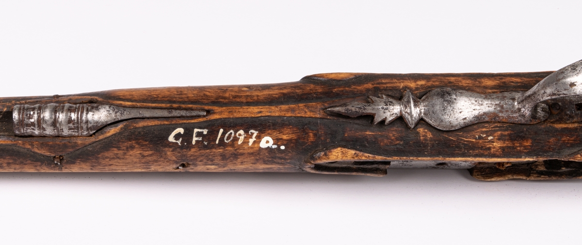 Ryttarpistol, defekt, låset saknas, pipan ålderdomlig.