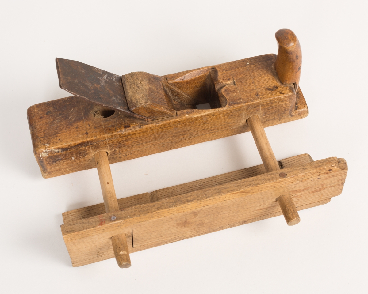 Profilhøvel med justerbart anlegg, kile og horn. .Sponutkastet har en pen utskåret hjerteform.
Anlegget og kile er av eik. Sålen og stokk er av ukjent treverk.